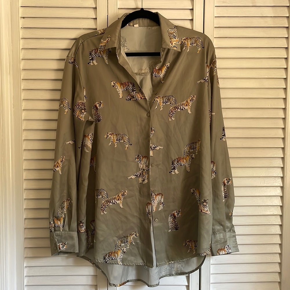 Silky Tiger button down Large